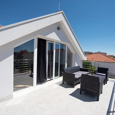 Sunny Attic Apartment With Balcony & Modern City Apartment With Outdoor Area, No Balcony โตรกีร์ ภายนอก รูปภาพ