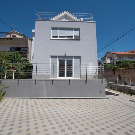 Sunny Attic Apartment With Balcony & Modern City Apartment With Outdoor Area, No Balcony โตรกีร์ ภายนอก รูปภาพ