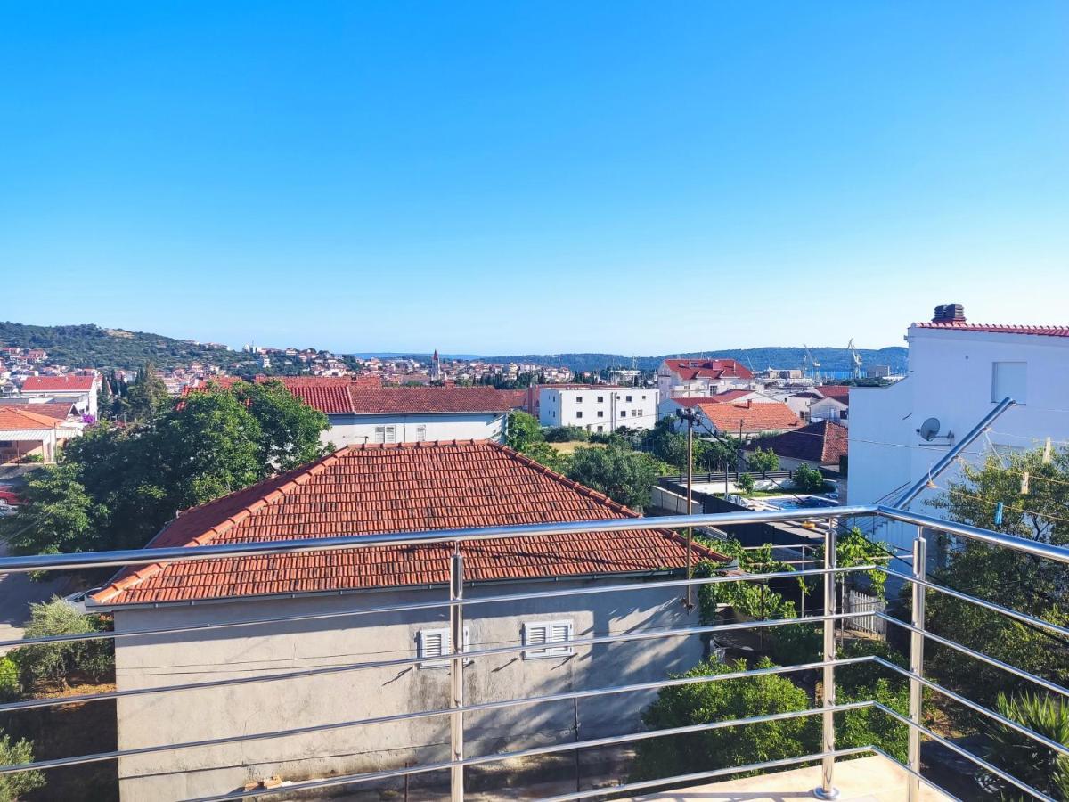 Sunny Attic Apartment With Balcony & Modern City Apartment With Outdoor Area, No Balcony โตรกีร์ ภายนอก รูปภาพ
