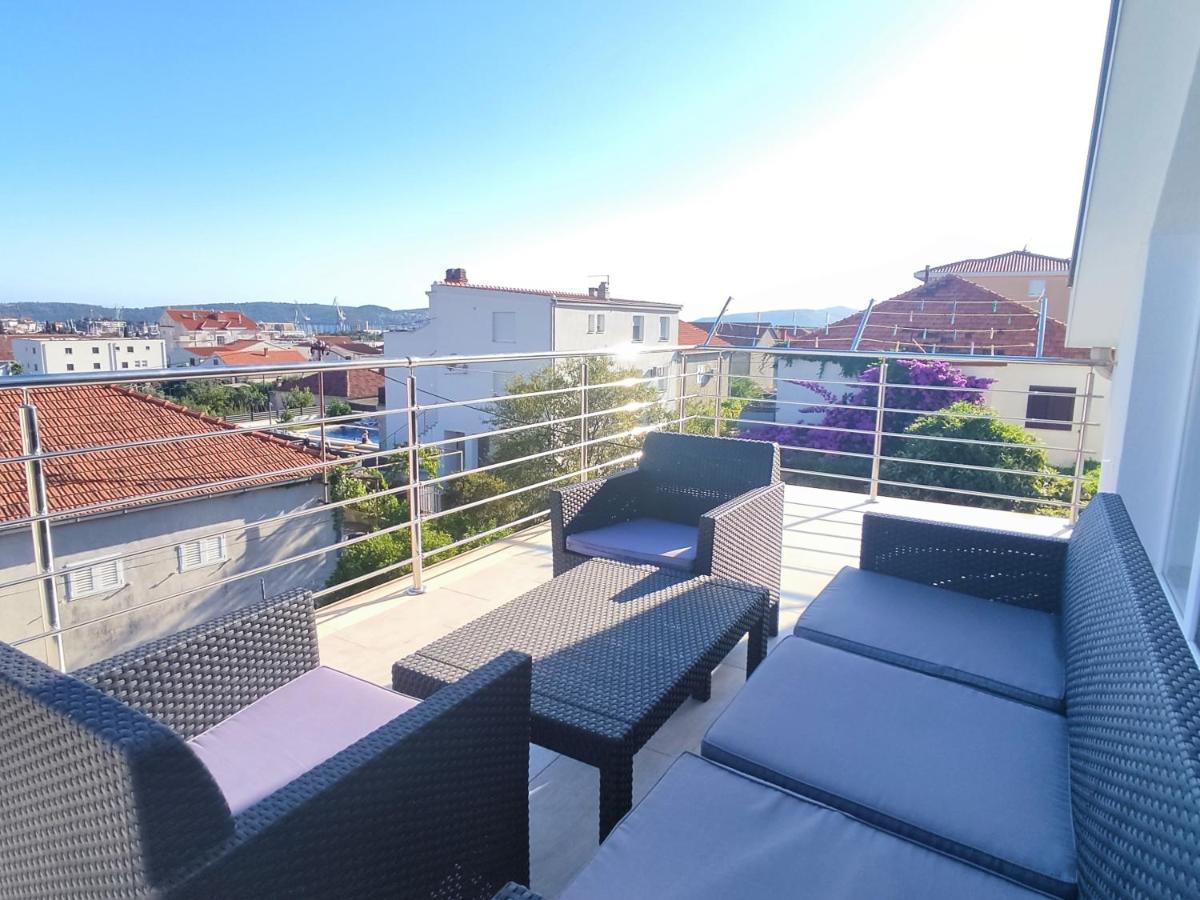 Sunny Attic Apartment With Balcony & Modern City Apartment With Outdoor Area, No Balcony โตรกีร์ ภายนอก รูปภาพ