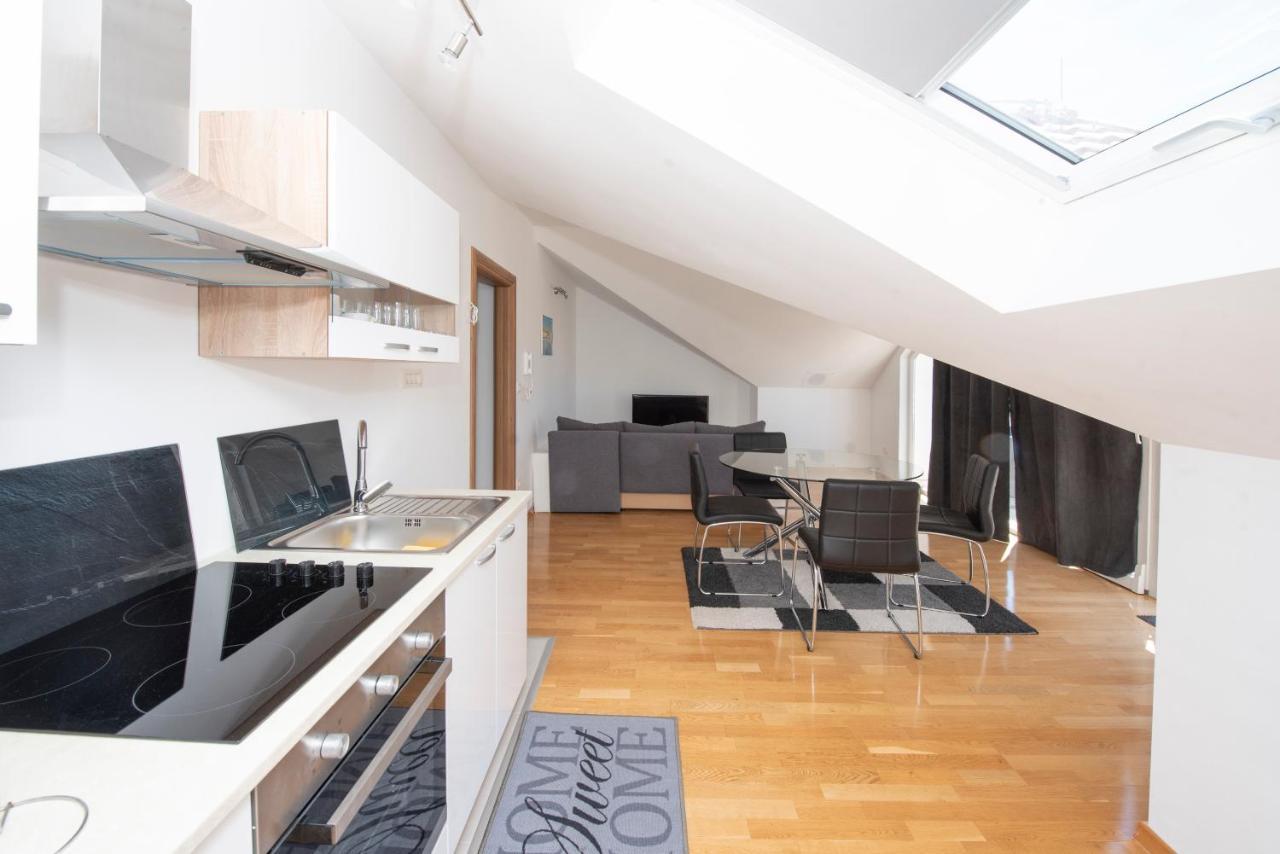 Sunny Attic Apartment With Balcony & Modern City Apartment With Outdoor Area, No Balcony โตรกีร์ ภายนอก รูปภาพ