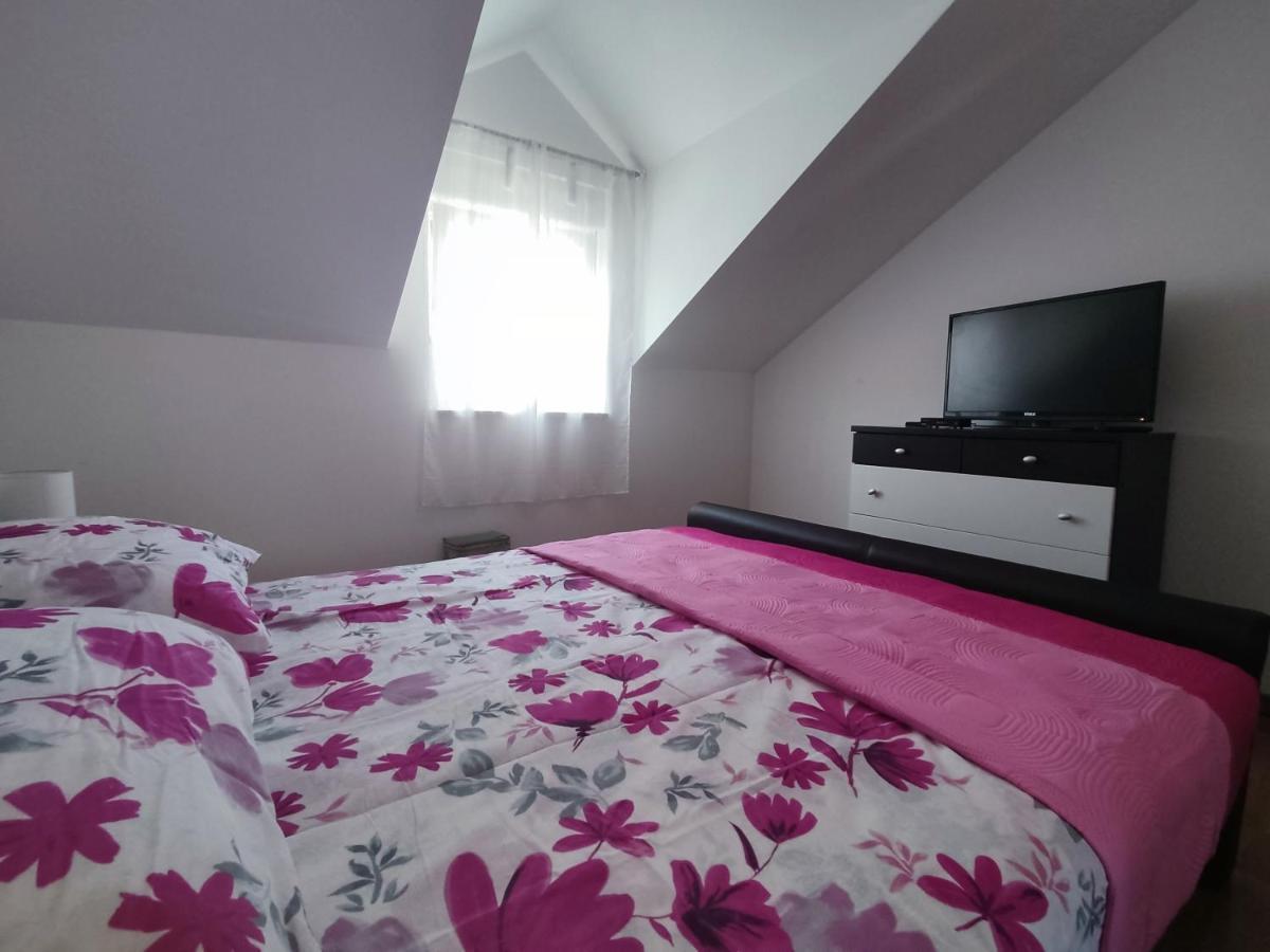 Sunny Attic Apartment With Balcony & Modern City Apartment With Outdoor Area, No Balcony โตรกีร์ ภายนอก รูปภาพ