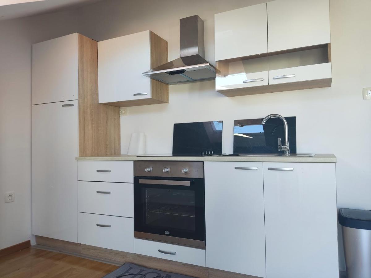 Sunny Attic Apartment With Balcony & Modern City Apartment With Outdoor Area, No Balcony โตรกีร์ ภายนอก รูปภาพ