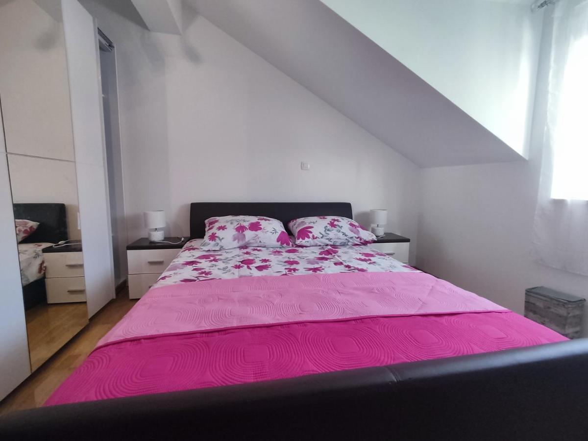 Sunny Attic Apartment With Balcony & Modern City Apartment With Outdoor Area, No Balcony โตรกีร์ ภายนอก รูปภาพ