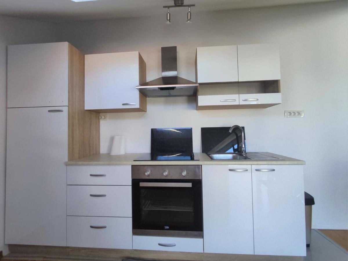 Sunny Attic Apartment With Balcony & Modern City Apartment With Outdoor Area, No Balcony โตรกีร์ ภายนอก รูปภาพ