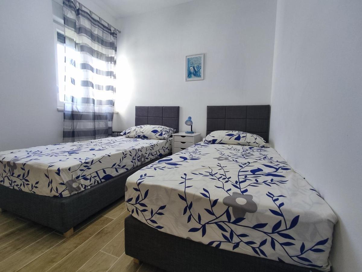 Sunny Attic Apartment With Balcony & Modern City Apartment With Outdoor Area, No Balcony โตรกีร์ ภายนอก รูปภาพ