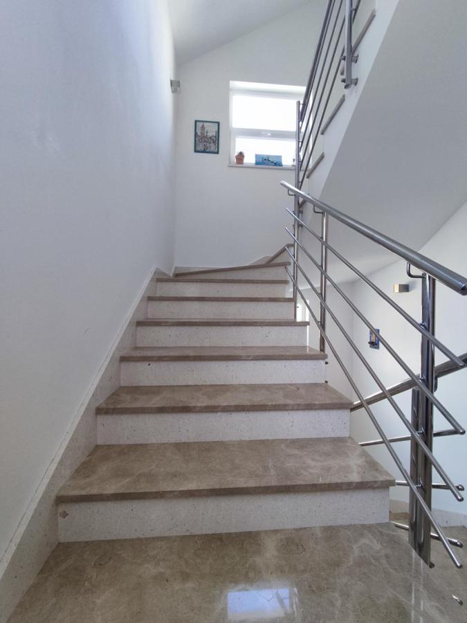 Sunny Attic Apartment With Balcony & Modern City Apartment With Outdoor Area, No Balcony โตรกีร์ ภายนอก รูปภาพ
