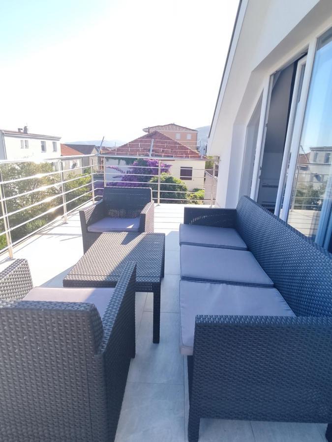Sunny Attic Apartment With Balcony & Modern City Apartment With Outdoor Area, No Balcony โตรกีร์ ภายนอก รูปภาพ