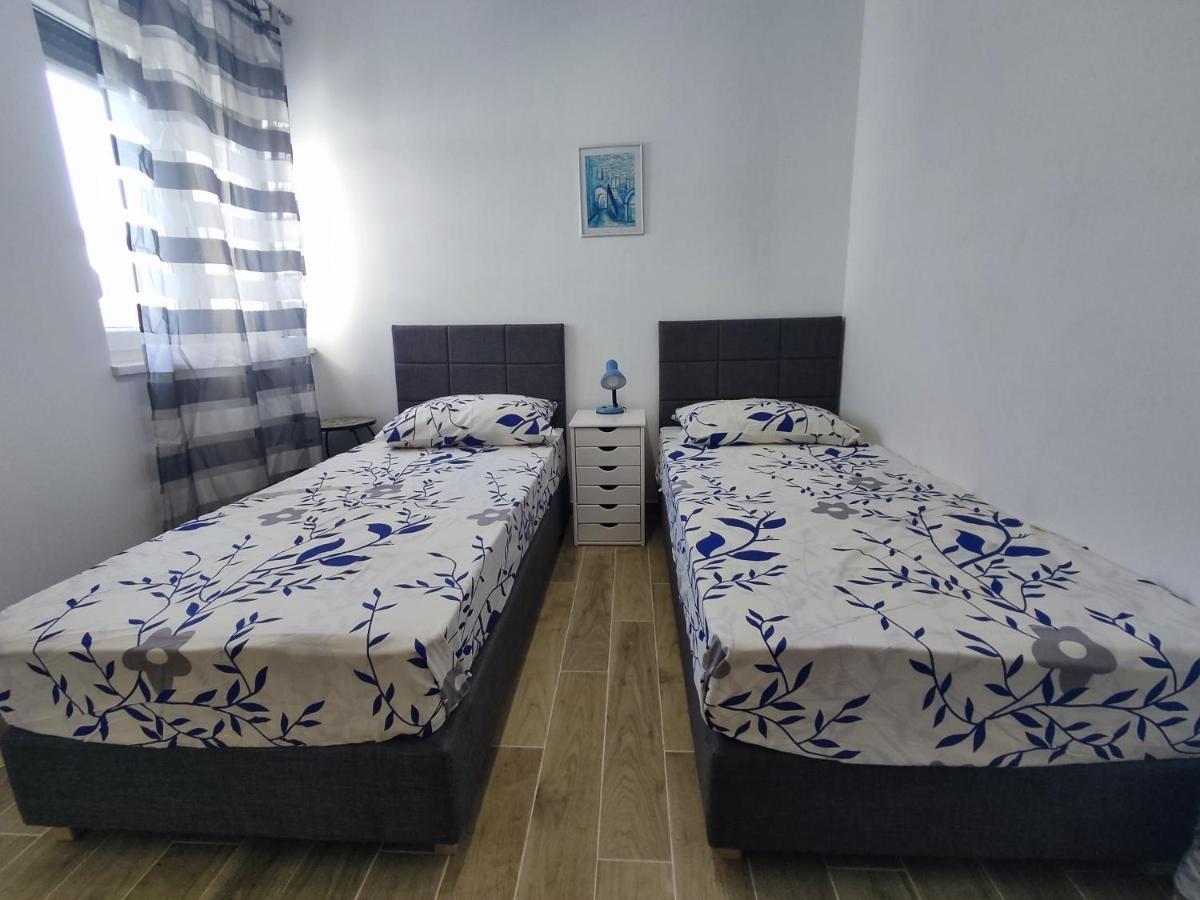 Sunny Attic Apartment With Balcony & Modern City Apartment With Outdoor Area, No Balcony โตรกีร์ ภายนอก รูปภาพ