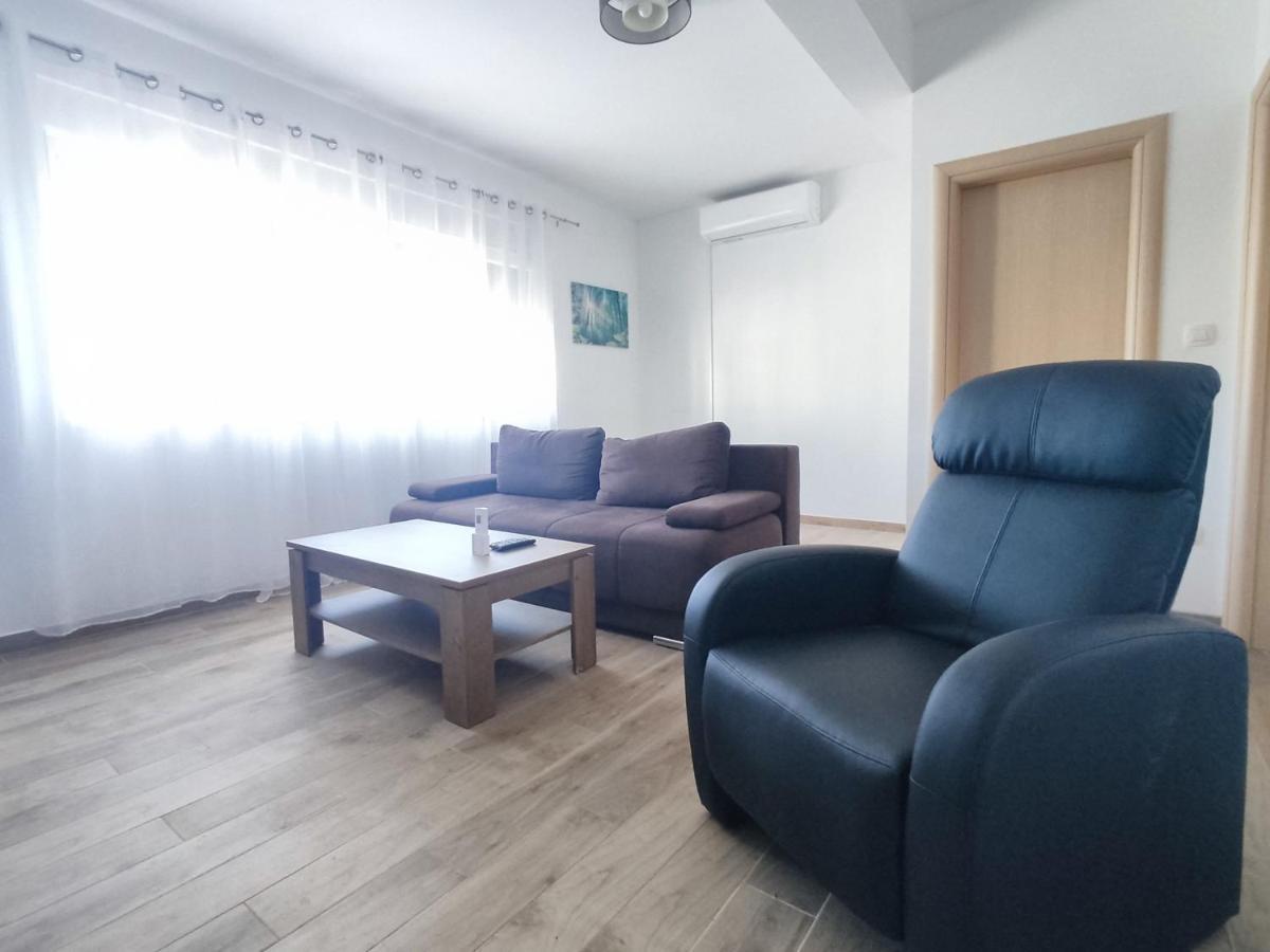 Sunny Attic Apartment With Balcony & Modern City Apartment With Outdoor Area, No Balcony โตรกีร์ ภายนอก รูปภาพ