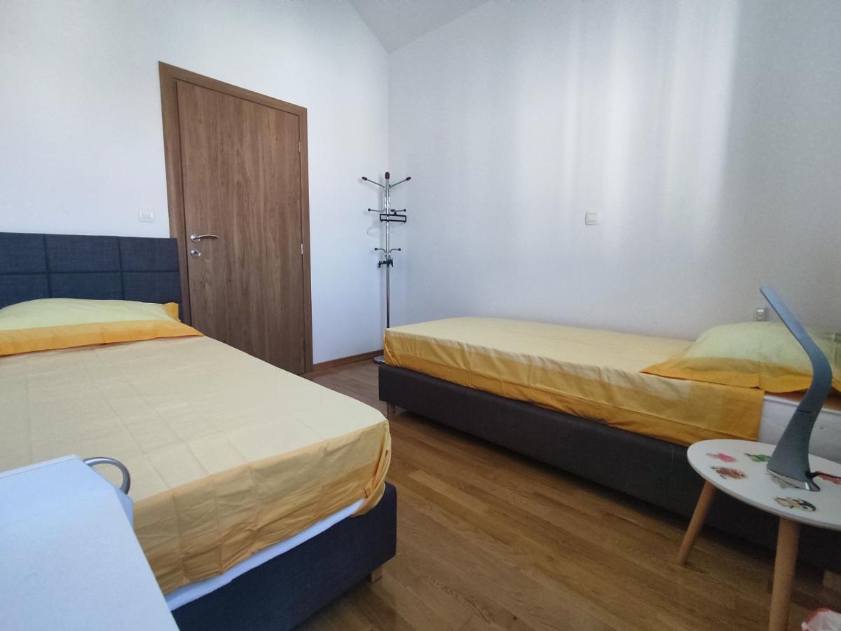 Sunny Attic Apartment With Balcony & Modern City Apartment With Outdoor Area, No Balcony โตรกีร์ ภายนอก รูปภาพ