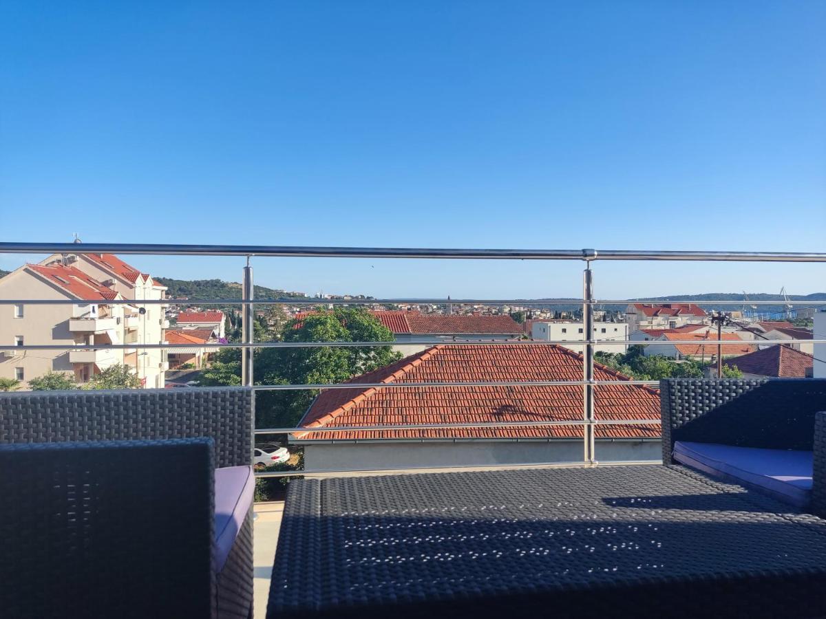Sunny Attic Apartment With Balcony & Modern City Apartment With Outdoor Area, No Balcony โตรกีร์ ภายนอก รูปภาพ