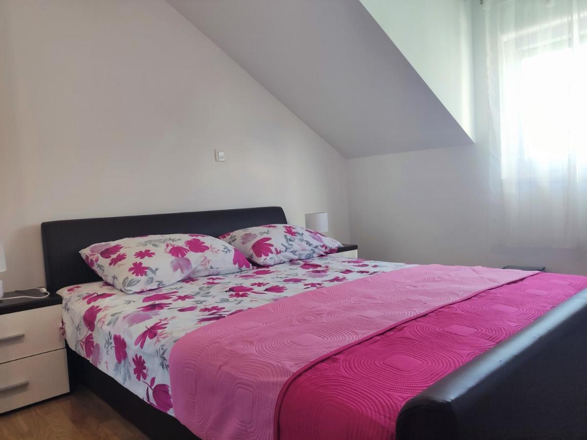 Sunny Attic Apartment With Balcony & Modern City Apartment With Outdoor Area, No Balcony โตรกีร์ ภายนอก รูปภาพ