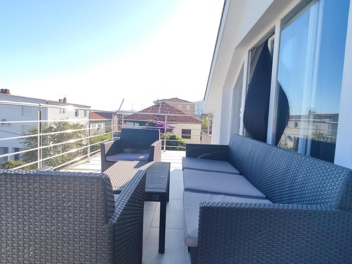 Sunny Attic Apartment With Balcony & Modern City Apartment With Outdoor Area, No Balcony โตรกีร์ ภายนอก รูปภาพ