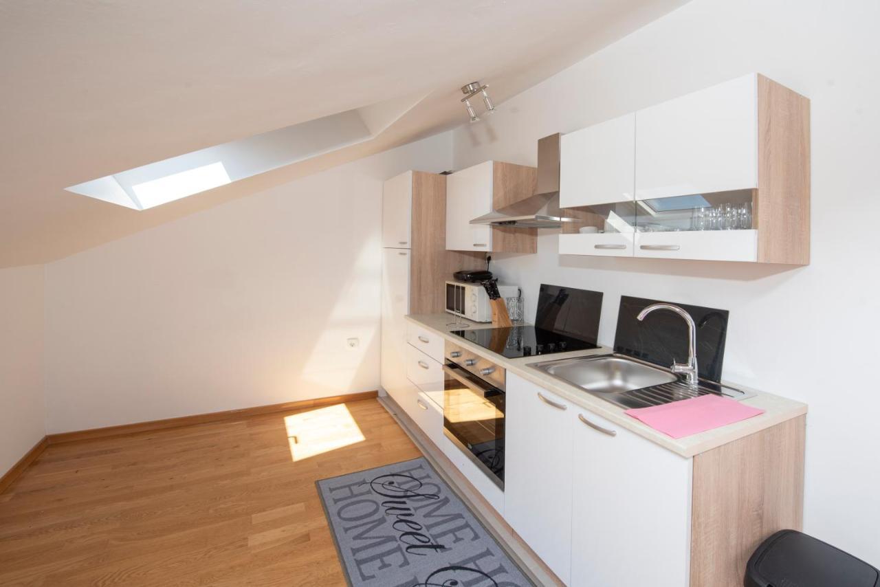Sunny Attic Apartment With Balcony & Modern City Apartment With Outdoor Area, No Balcony โตรกีร์ ภายนอก รูปภาพ