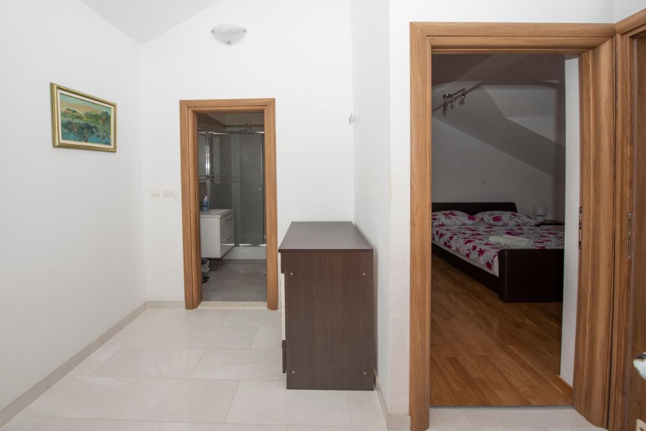 Sunny Attic Apartment With Balcony & Modern City Apartment With Outdoor Area, No Balcony โตรกีร์ ภายนอก รูปภาพ