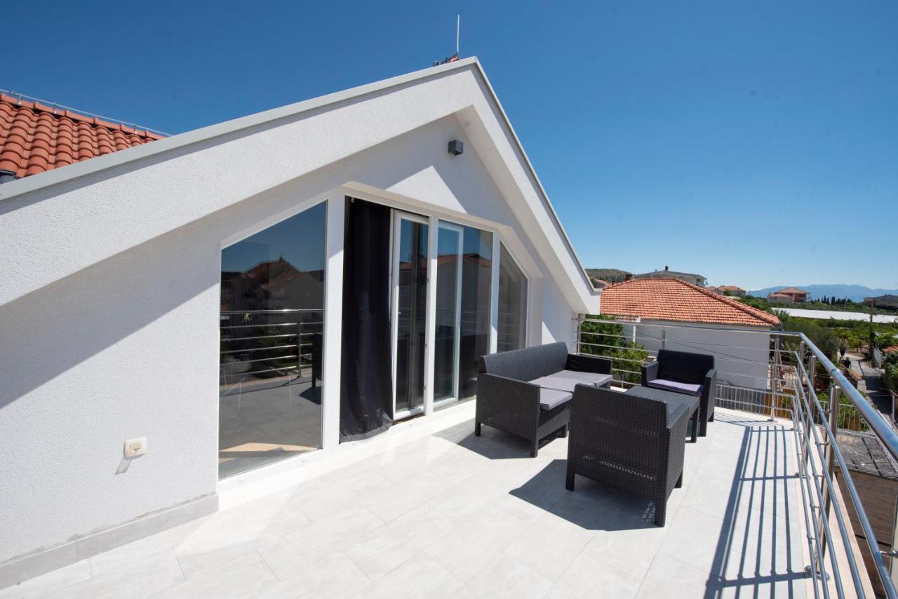 Sunny Attic Apartment With Balcony & Modern City Apartment With Outdoor Area, No Balcony โตรกีร์ ภายนอก รูปภาพ