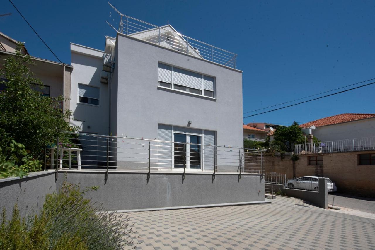 Sunny Attic Apartment With Balcony & Modern City Apartment With Outdoor Area, No Balcony โตรกีร์ ภายนอก รูปภาพ