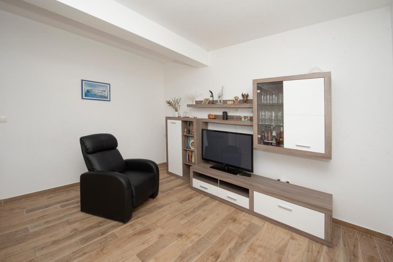Sunny Attic Apartment With Balcony & Modern City Apartment With Outdoor Area, No Balcony โตรกีร์ ภายนอก รูปภาพ