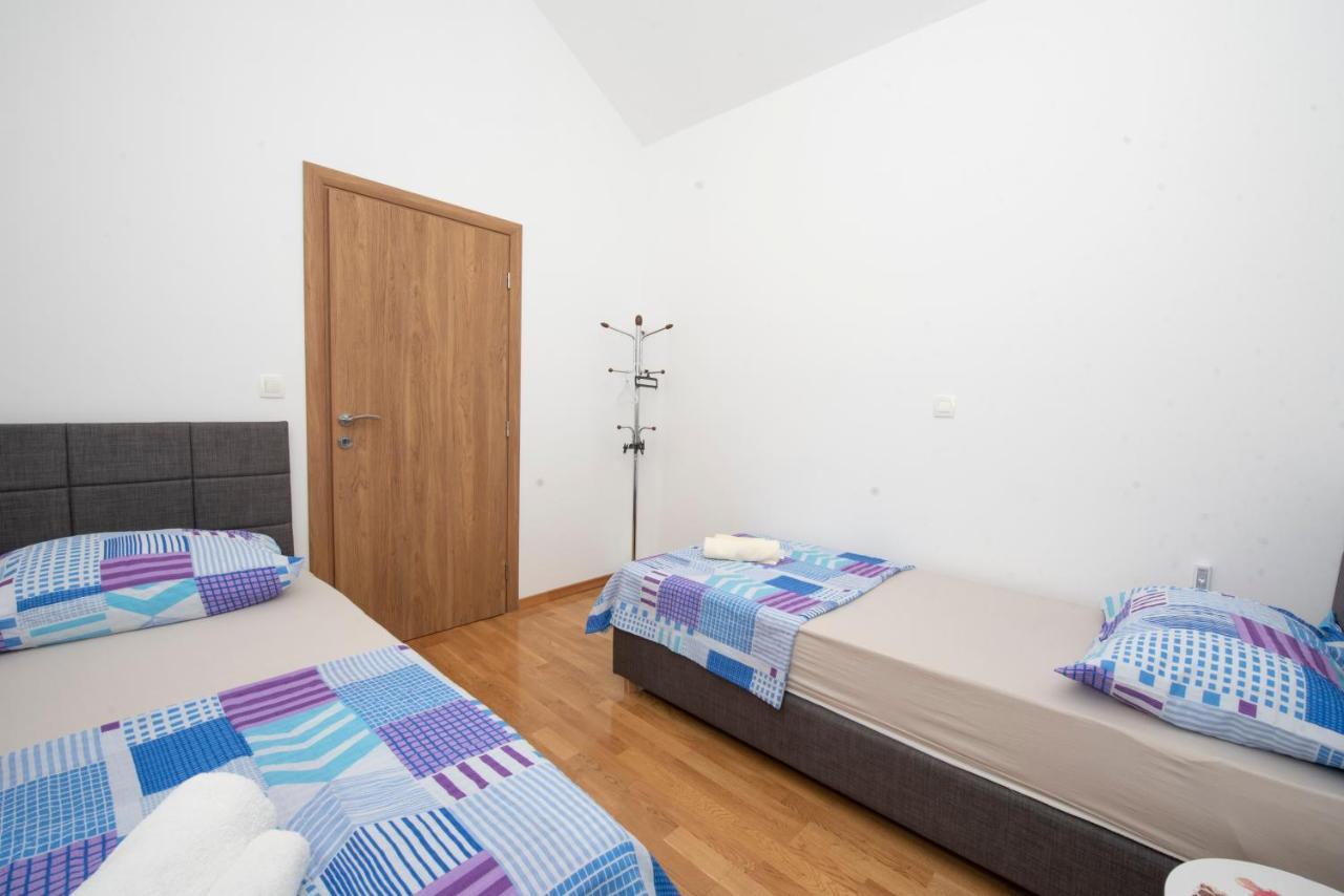 Sunny Attic Apartment With Balcony & Modern City Apartment With Outdoor Area, No Balcony โตรกีร์ ภายนอก รูปภาพ