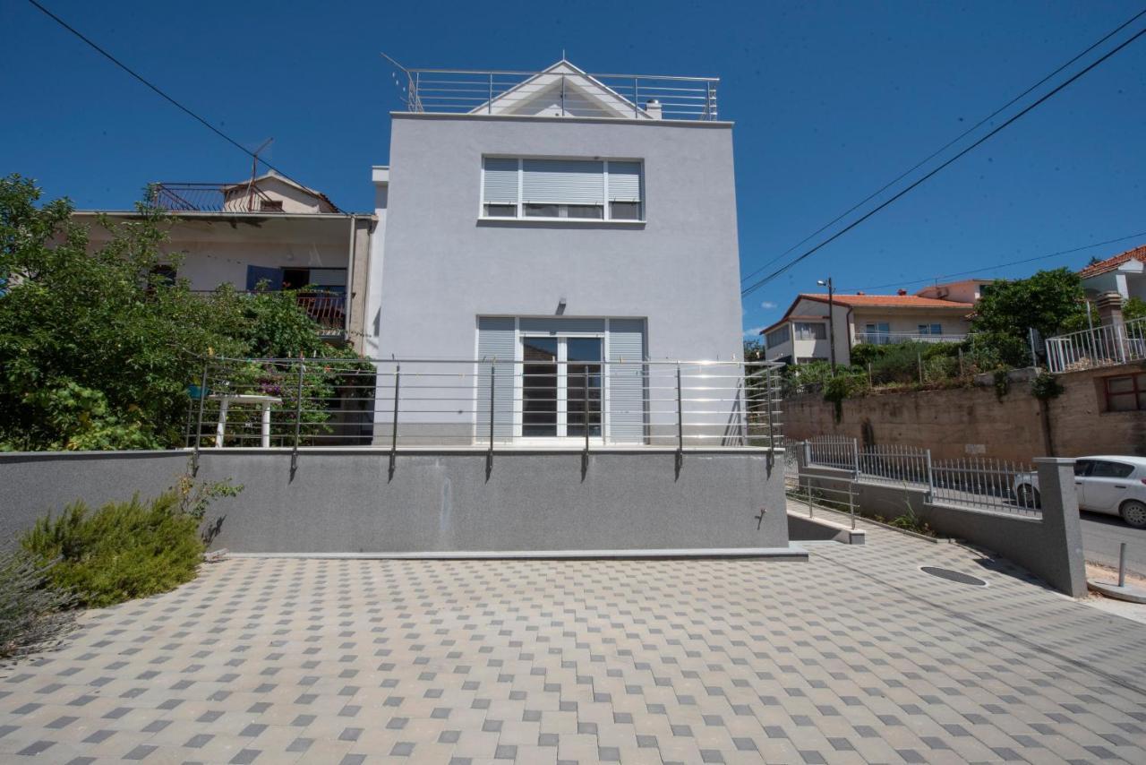 Sunny Attic Apartment With Balcony & Modern City Apartment With Outdoor Area, No Balcony โตรกีร์ ภายนอก รูปภาพ