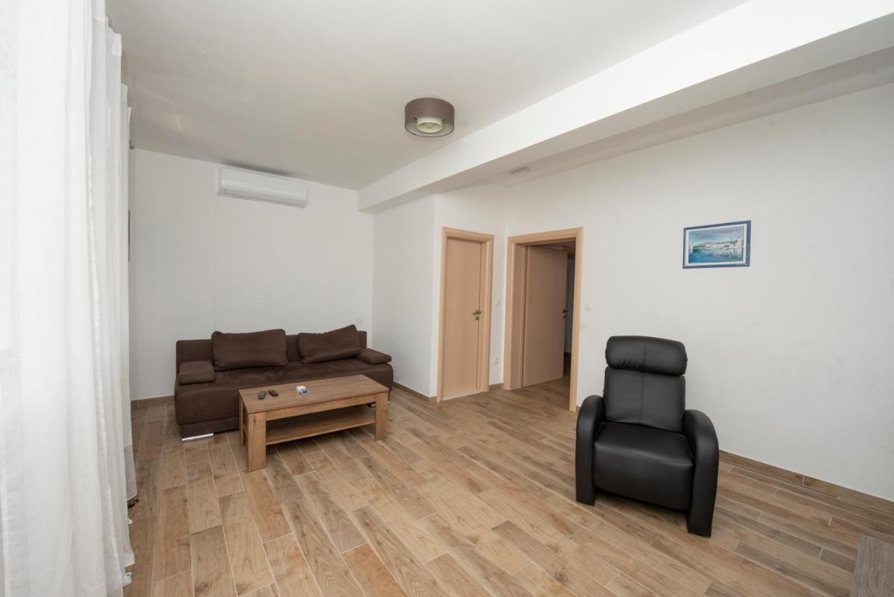 Sunny Attic Apartment With Balcony & Modern City Apartment With Outdoor Area, No Balcony โตรกีร์ ภายนอก รูปภาพ