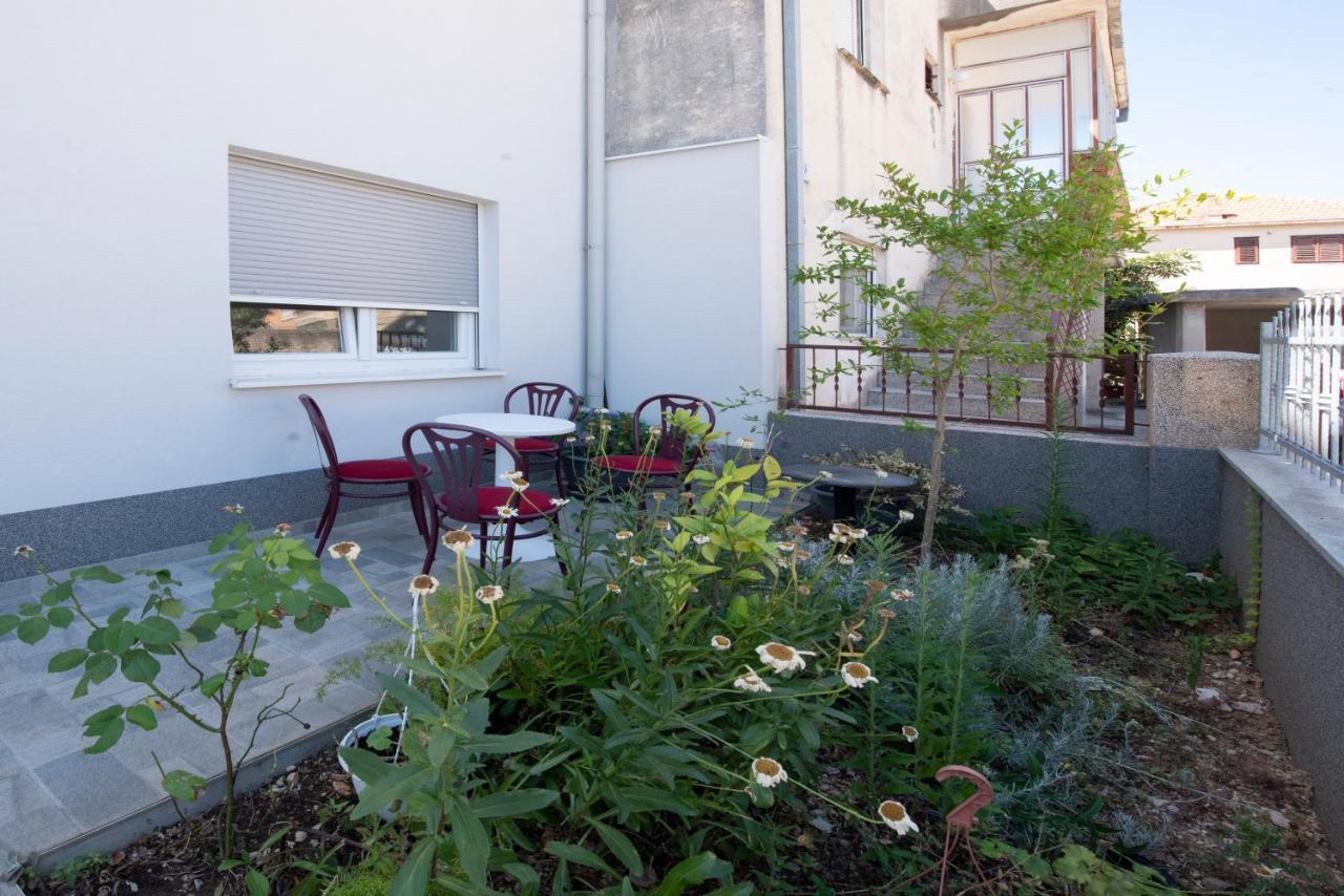 Sunny Attic Apartment With Balcony & Modern City Apartment With Outdoor Area, No Balcony โตรกีร์ ภายนอก รูปภาพ
