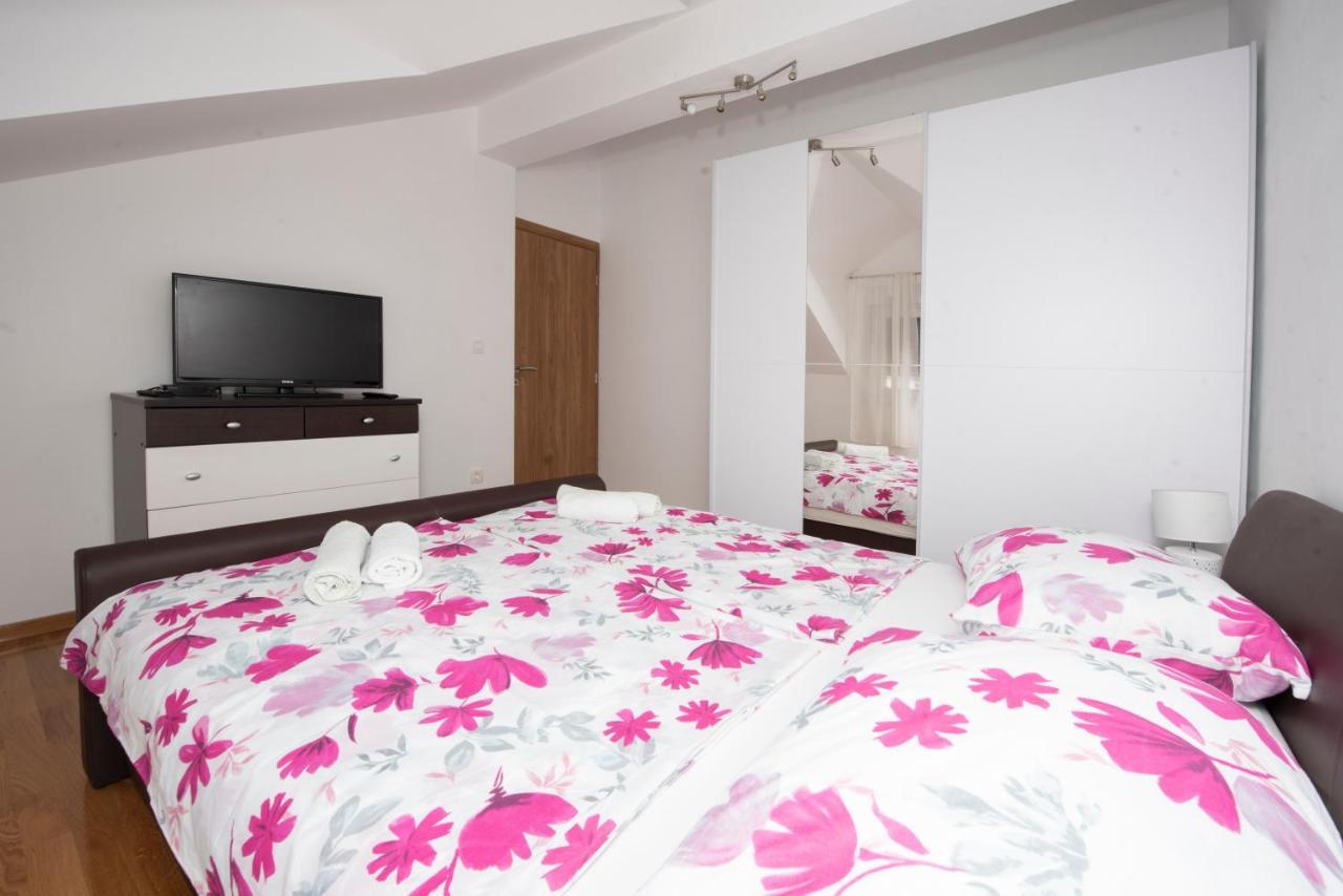 Sunny Attic Apartment With Balcony & Modern City Apartment With Outdoor Area, No Balcony โตรกีร์ ภายนอก รูปภาพ