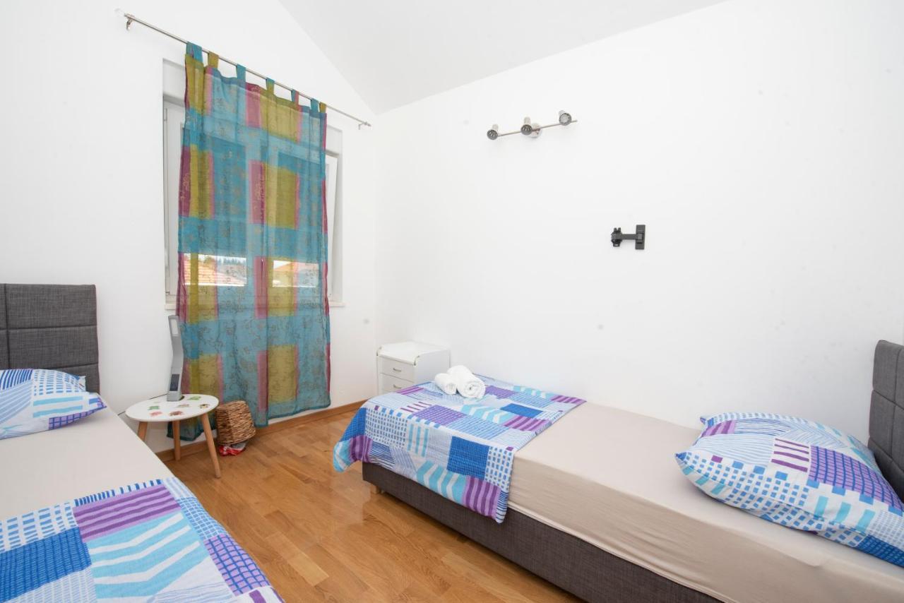 Sunny Attic Apartment With Balcony & Modern City Apartment With Outdoor Area, No Balcony โตรกีร์ ภายนอก รูปภาพ