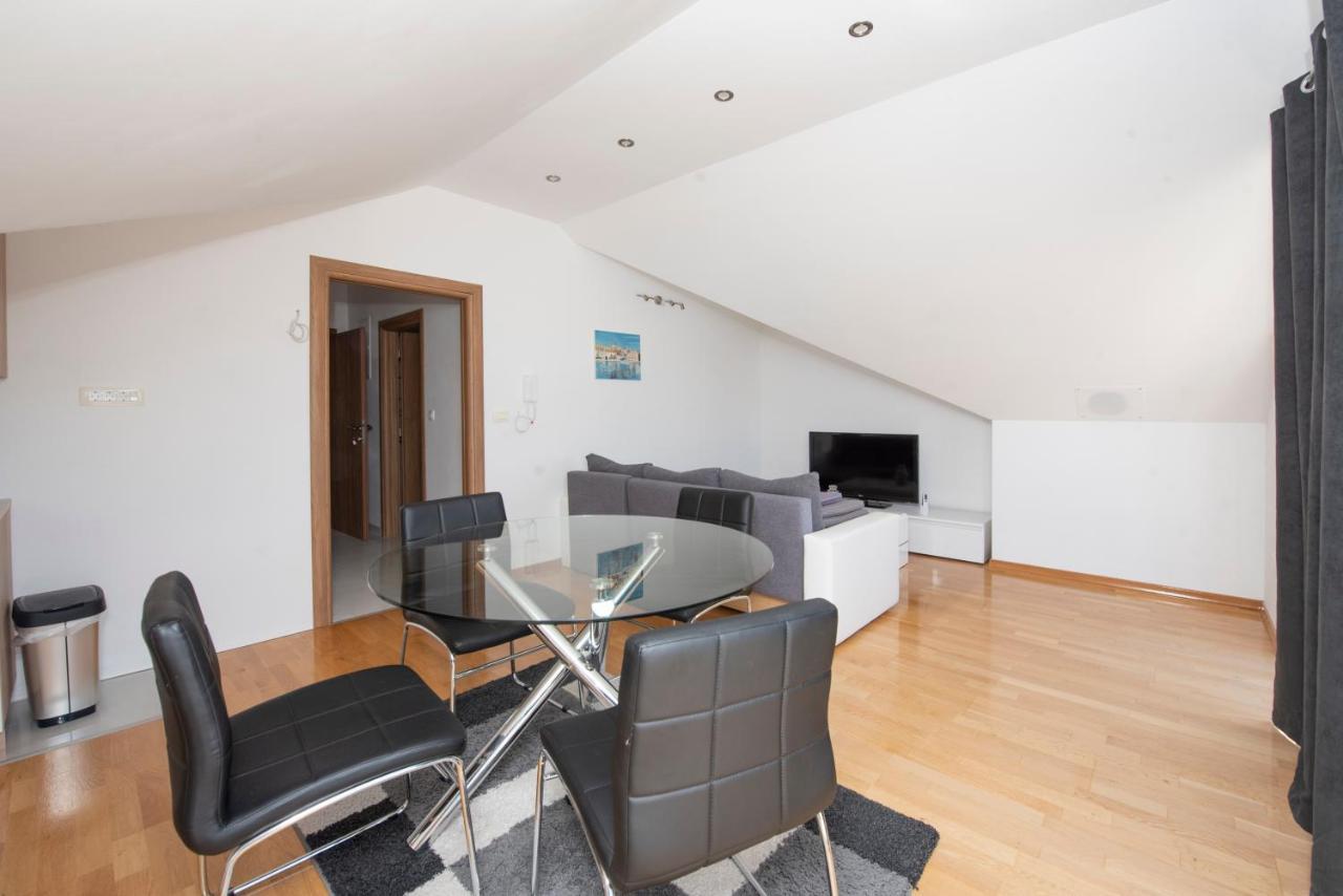 Sunny Attic Apartment With Balcony & Modern City Apartment With Outdoor Area, No Balcony โตรกีร์ ภายนอก รูปภาพ