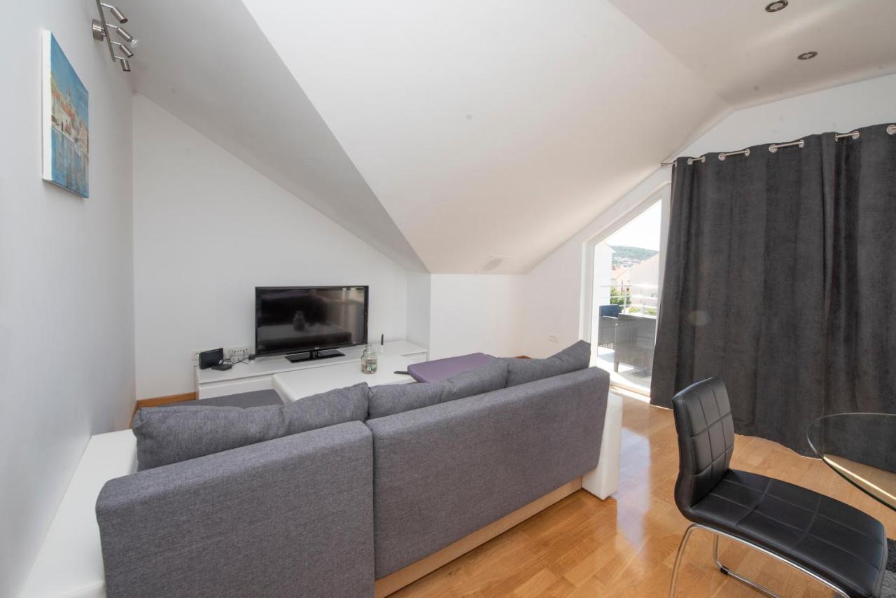Sunny Attic Apartment With Balcony & Modern City Apartment With Outdoor Area, No Balcony โตรกีร์ ภายนอก รูปภาพ