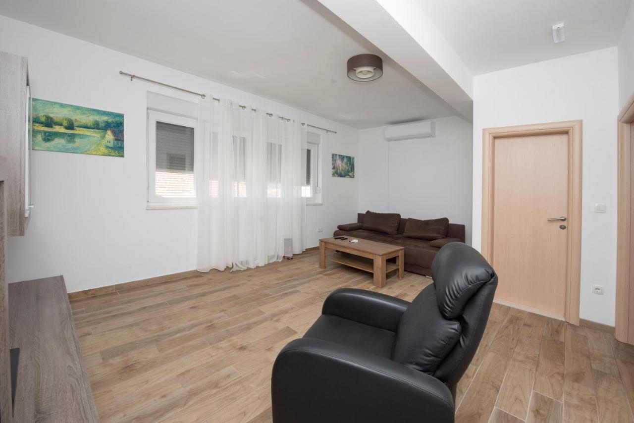 Sunny Attic Apartment With Balcony & Modern City Apartment With Outdoor Area, No Balcony โตรกีร์ ภายนอก รูปภาพ