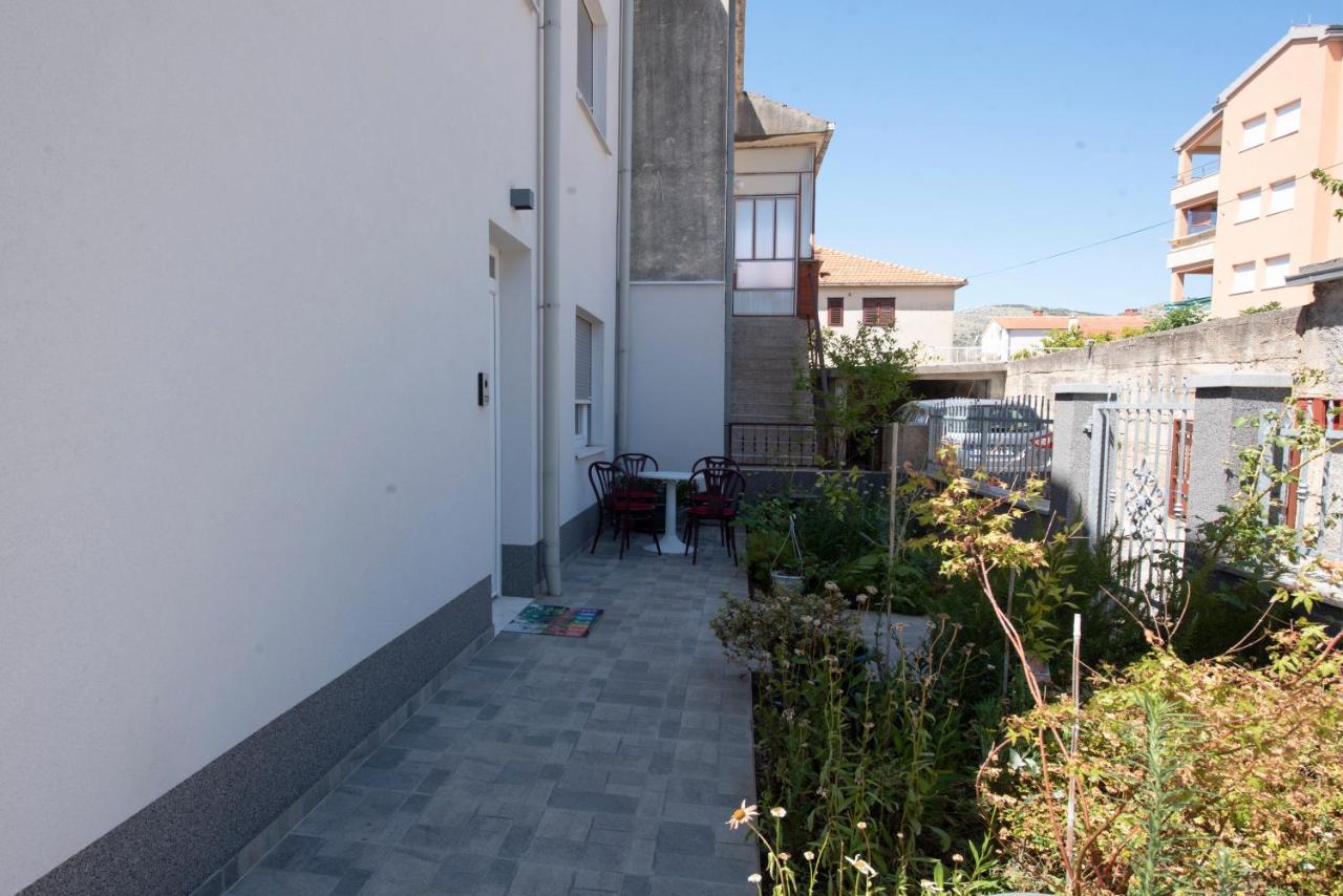 Sunny Attic Apartment With Balcony & Modern City Apartment With Outdoor Area, No Balcony โตรกีร์ ภายนอก รูปภาพ