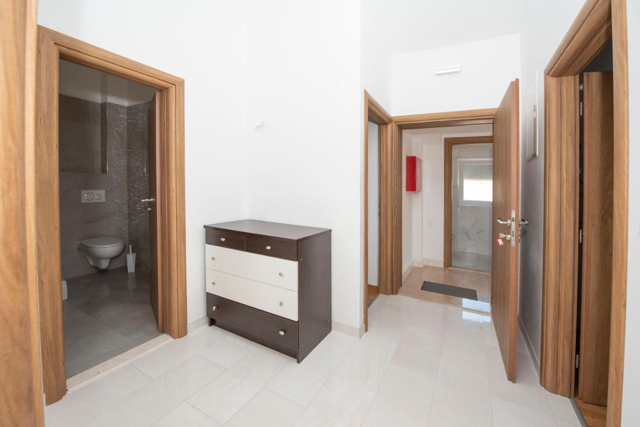 Sunny Attic Apartment With Balcony & Modern City Apartment With Outdoor Area, No Balcony โตรกีร์ ภายนอก รูปภาพ