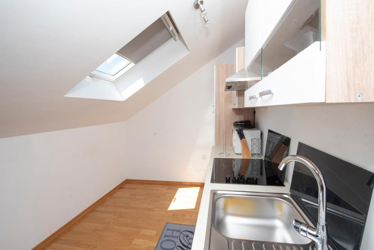 Sunny Attic Apartment With Balcony & Modern City Apartment With Outdoor Area, No Balcony โตรกีร์ ภายนอก รูปภาพ