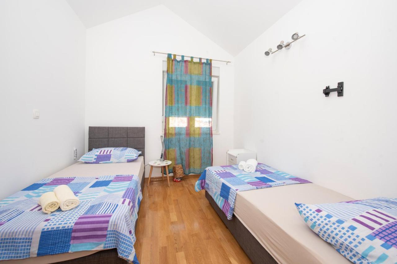 Sunny Attic Apartment With Balcony & Modern City Apartment With Outdoor Area, No Balcony โตรกีร์ ภายนอก รูปภาพ