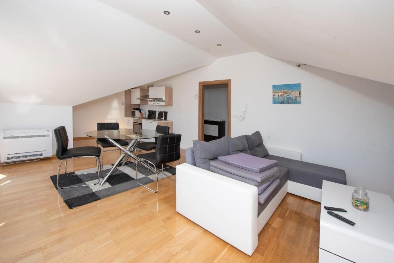 Sunny Attic Apartment With Balcony & Modern City Apartment With Outdoor Area, No Balcony โตรกีร์ ภายนอก รูปภาพ