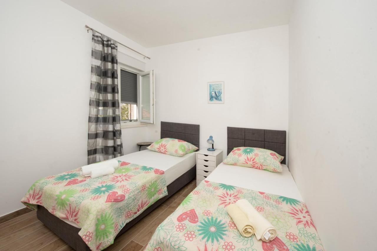 Sunny Attic Apartment With Balcony & Modern City Apartment With Outdoor Area, No Balcony โตรกีร์ ภายนอก รูปภาพ