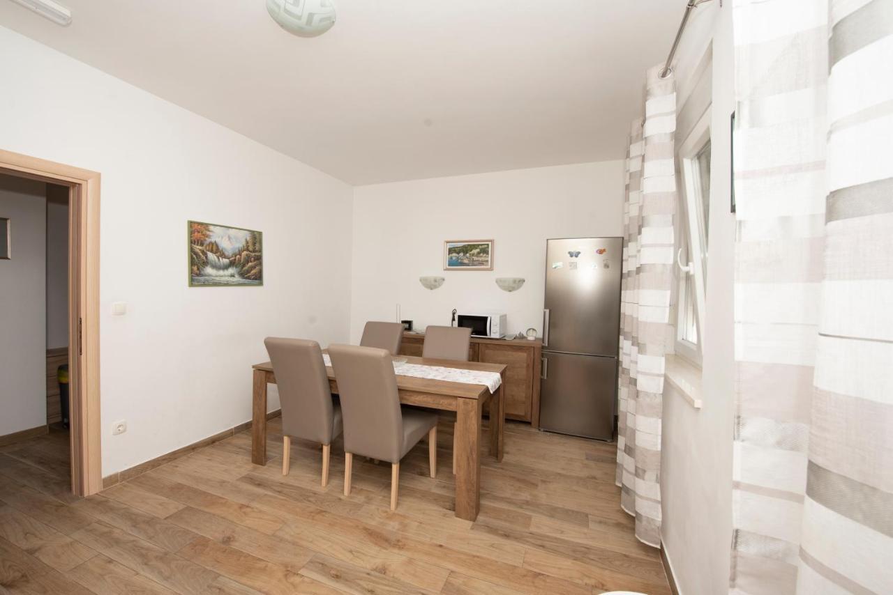 Sunny Attic Apartment With Balcony & Modern City Apartment With Outdoor Area, No Balcony โตรกีร์ ภายนอก รูปภาพ