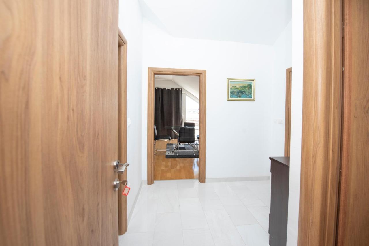 Sunny Attic Apartment With Balcony & Modern City Apartment With Outdoor Area, No Balcony โตรกีร์ ภายนอก รูปภาพ