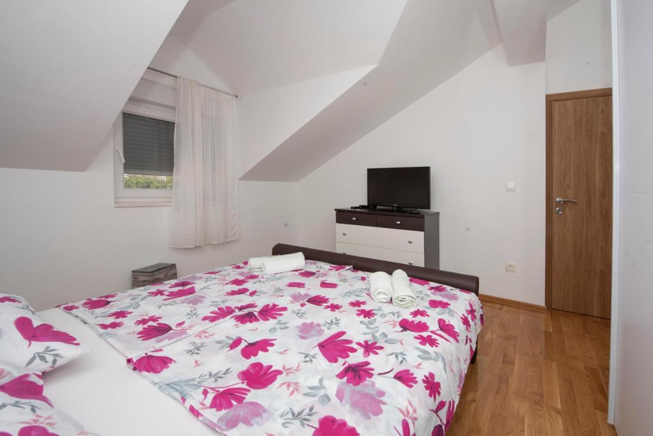 Sunny Attic Apartment With Balcony & Modern City Apartment With Outdoor Area, No Balcony โตรกีร์ ภายนอก รูปภาพ