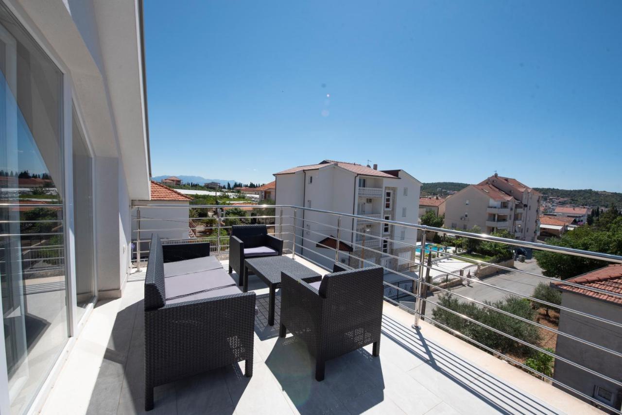 Sunny Attic Apartment With Balcony & Modern City Apartment With Outdoor Area, No Balcony โตรกีร์ ภายนอก รูปภาพ