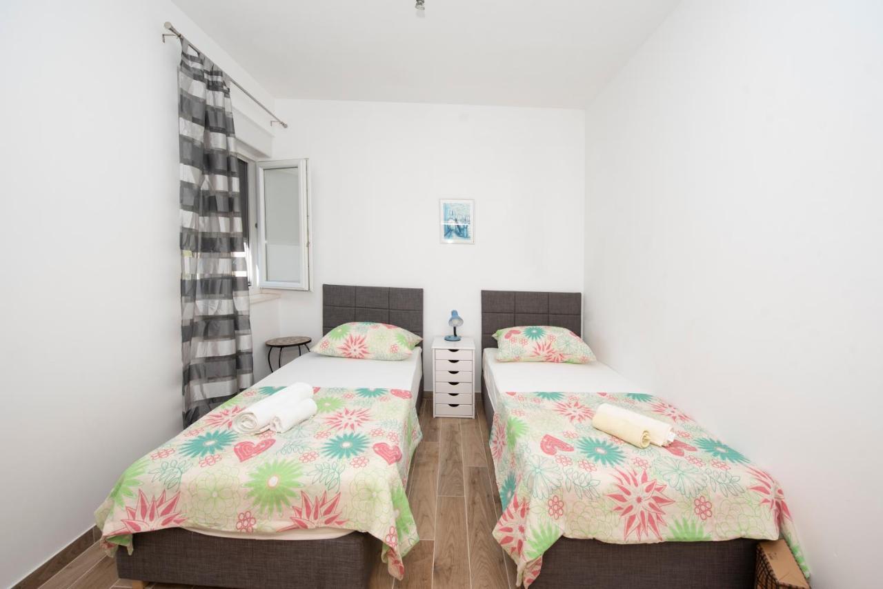 Sunny Attic Apartment With Balcony & Modern City Apartment With Outdoor Area, No Balcony โตรกีร์ ภายนอก รูปภาพ