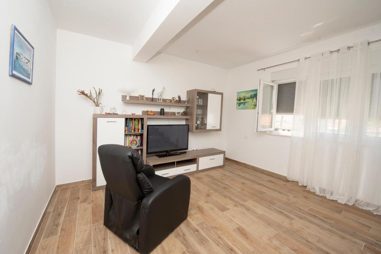 Sunny Attic Apartment With Balcony & Modern City Apartment With Outdoor Area, No Balcony โตรกีร์ ภายนอก รูปภาพ